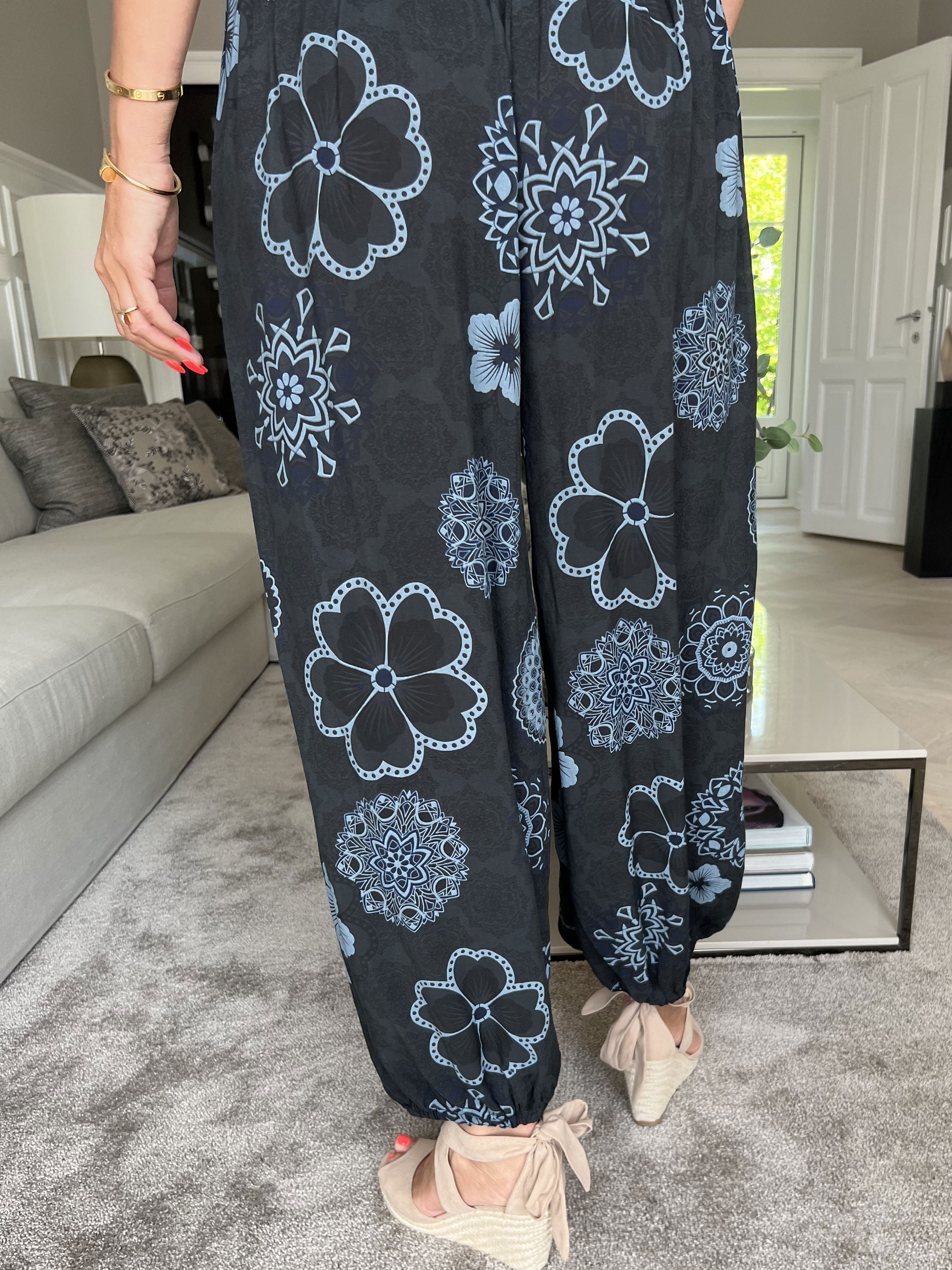 Vibe Pattern - Lätta och lösa byxor med resår i midjan